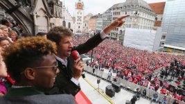 439522252-bayern-muenchen-pokal-double-party-marienplatz-lDCafY0n9a7.jpg