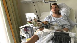 manuel-neuer-liegt-in-einem-krankenhausbett.jpg